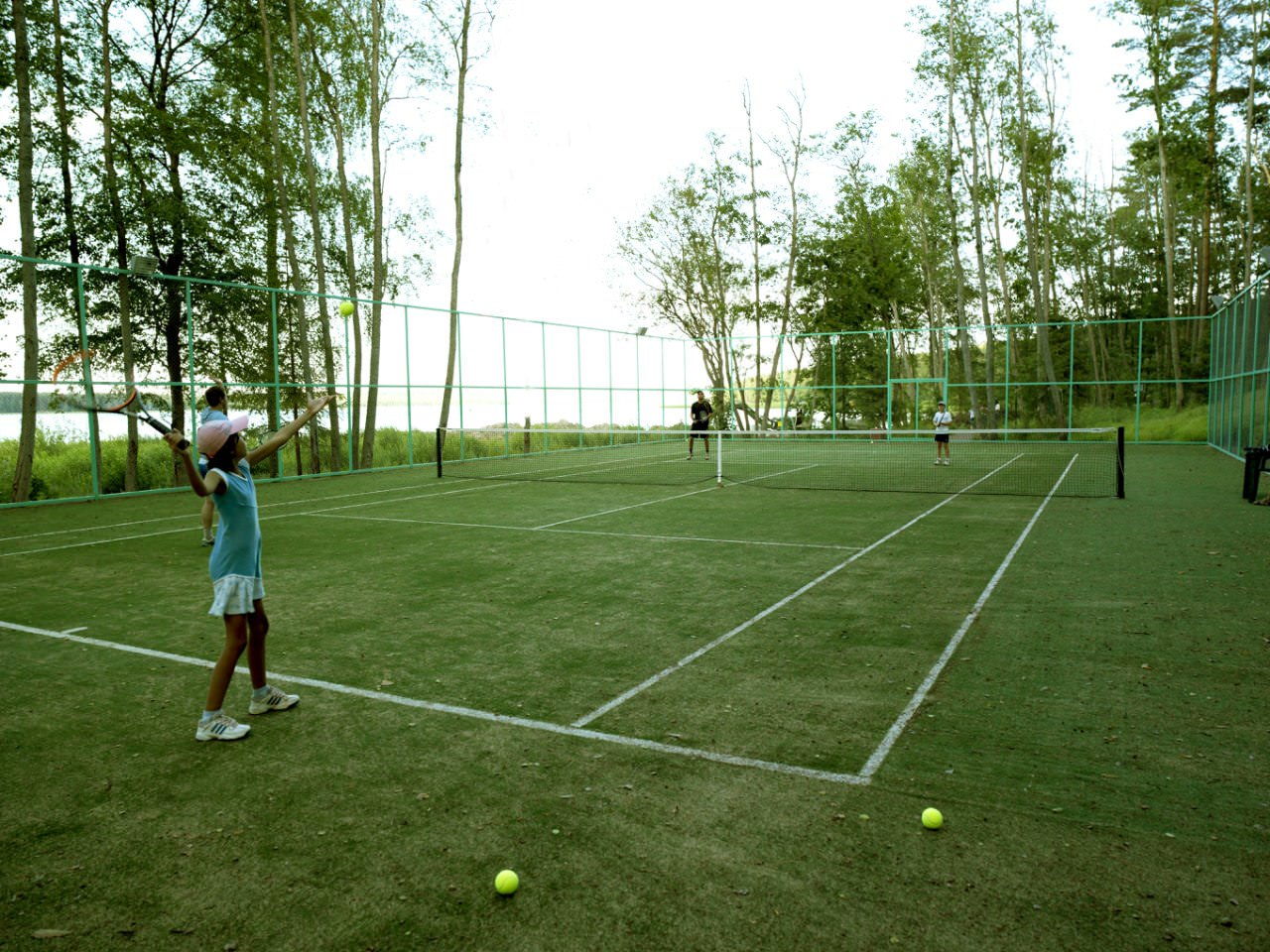 Травяное покрытие теннисного корта