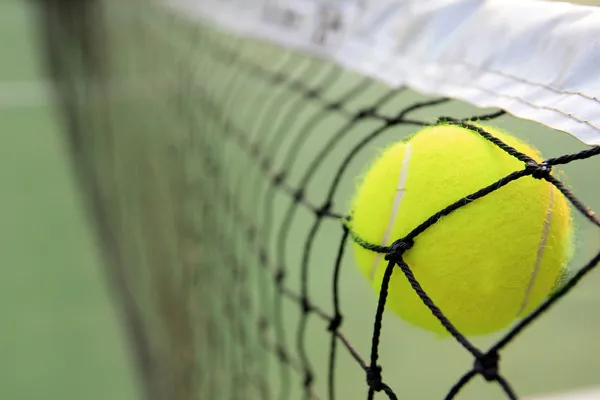 Теннисный мяч в сети — стоковое фото
