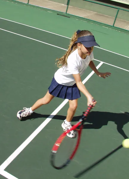 Маленький ребенок, играющий в теннис — стоковое фото