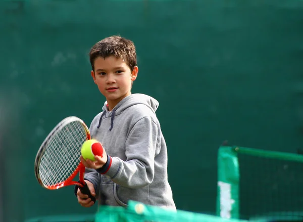 Маленький большой игрок тенниса — стоковое фото