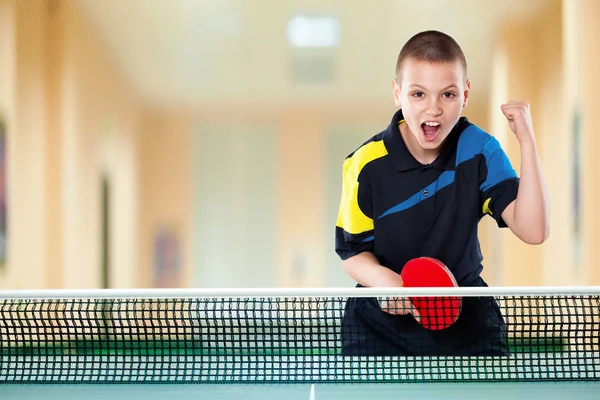 Маленький мальчик, празднование Безупречная победа в Настольный теннис — стоковое фото
