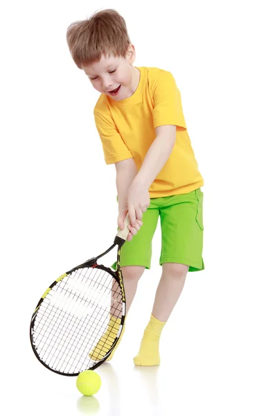 Мальчик, играющий в теннис — стоковое фото