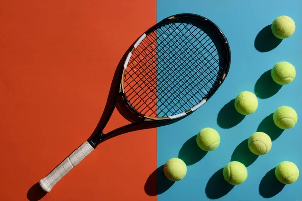 Теннисная ракетка и шары — стоковое фото