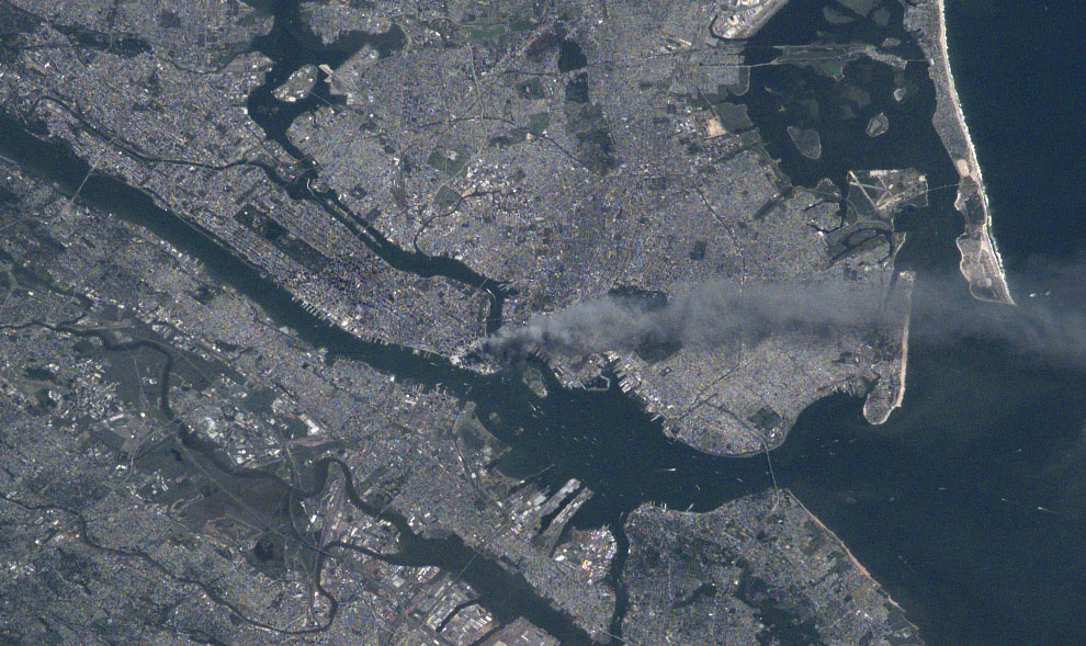 дым поднимается от Манхэттена, 11 сентября 2001 года, США