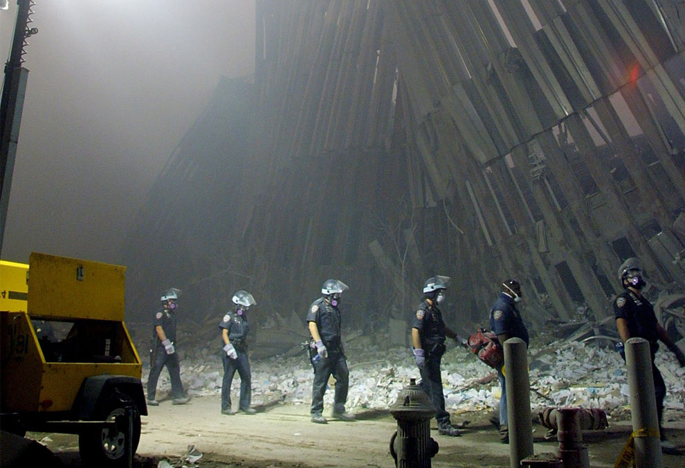пожарные на руинах башен-близнецов, 11 сентября 2001 года, США