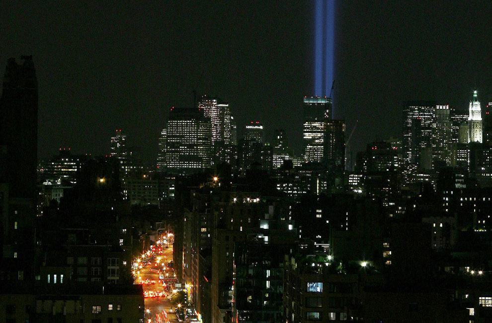два синих луча в небо в память о погибших 11 сентября 2001 года, США, фото