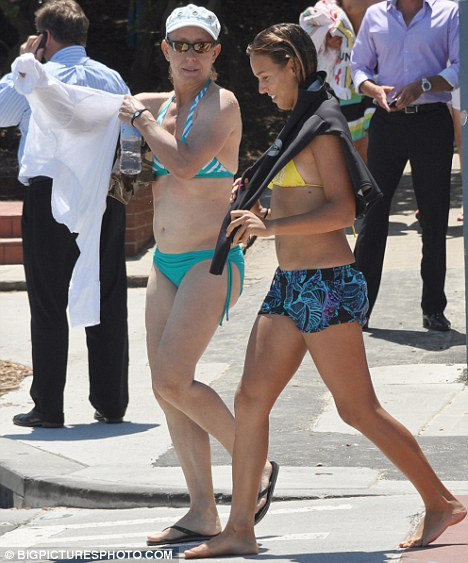Теннисистка засветилась с молодой подругой на пляже. Фото Daily Mail