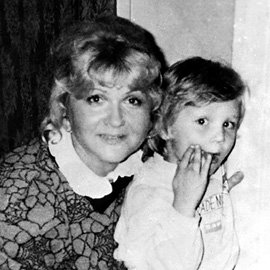 Любимая фотография актёра - на ней он с мамой Натальей Владимировной