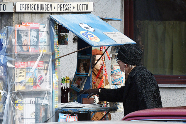Тильда Суинтон в образе пожилого мужчины на съемках фильма Суспирия
