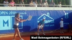 Зарина Дияс на турнире Prague Open. Прага, 13 июля 2010 года.