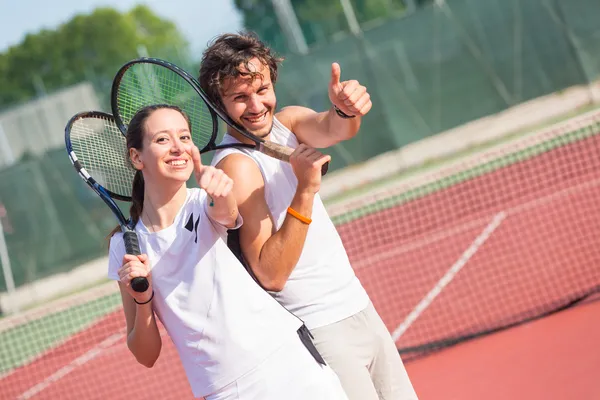 Две счастливые теннисных игроков с палец вверх — стоковое фото