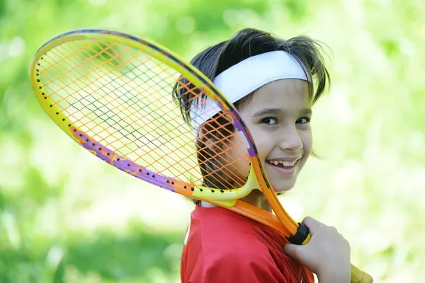 Ребенок, играющий в теннис — стоковое фото