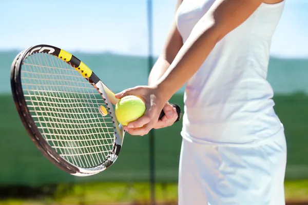 Рэкет и теннисный мяч — стоковое фото
