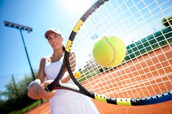Игра тенниса — стоковое фото