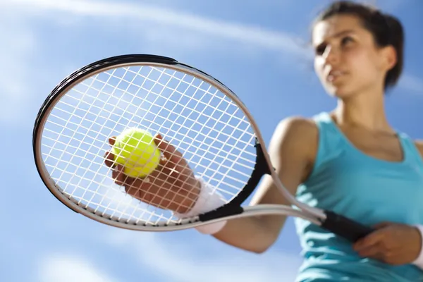 Молодая женщина, играющая в теннис — стоковое фото