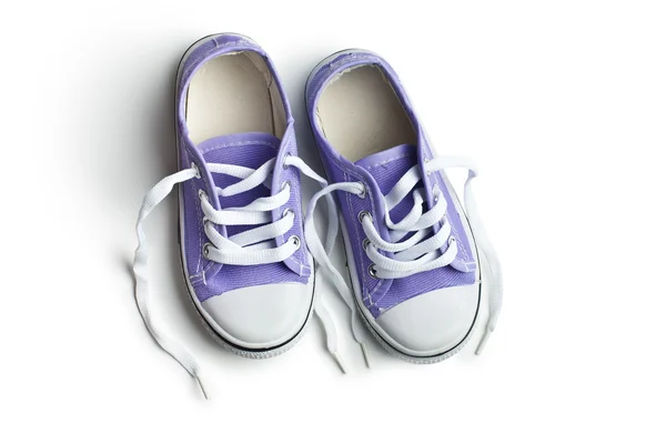 Фиолетовый детские кроссовки — стоковое фото