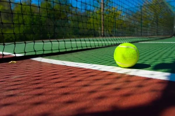 Теннисные мячи на суда — стоковое фото