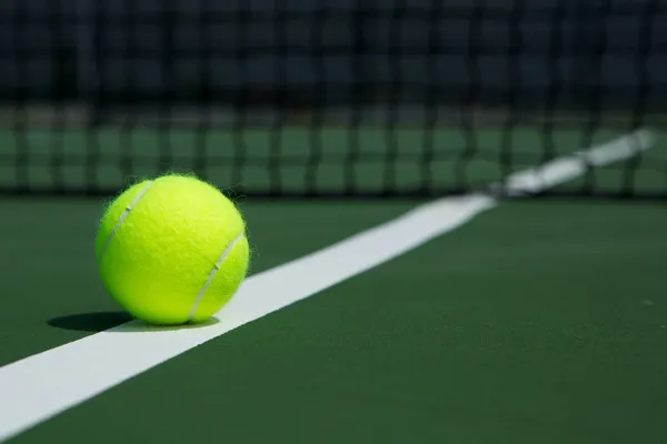 Теннисный мяч с Net в фоновом режиме — стоковое фото