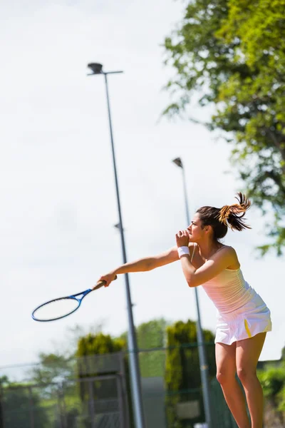 Красивая теннисистка собирается служить — стоковое фото