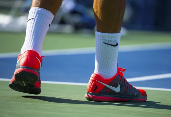 Семнадцать раз чемпион большого шлема Роджер Федерер носит пользовательские nike теннисные ракетки во время матча на нас открыть 2013 — стоковое фото
