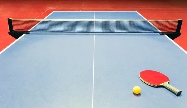 Оборудование для Настольный теннис - ракетки, мяч, стол — стоковое фото
