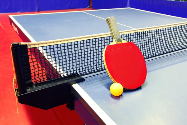 Оборудование для Настольный теннис - ракетки, мяч, стол — стоковое фото