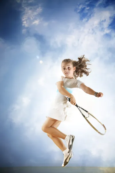 Молодая девушка, играть в теннис — стоковое фото