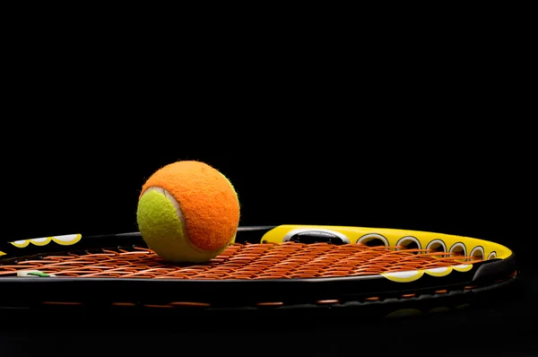 Теннисный мяч для детей с теннисной ракеткой — стоковое фото