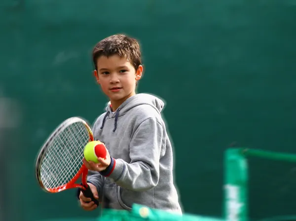 Маленький большой игрок тенниса — стоковое фото