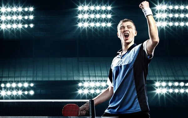 Молодой красивый спортсмен, празднование Безупречная победа в Настольный теннис — стоковое фото