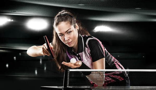 Молодая красивая спортивный девушка, игра настольный теннис — стоковое фото