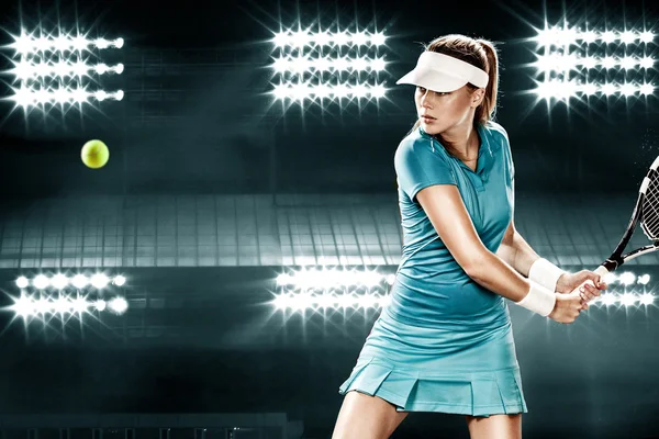 Игрок в теннис женщина красивый вид спорта с ракеткой в синий костюм — стоковое фото