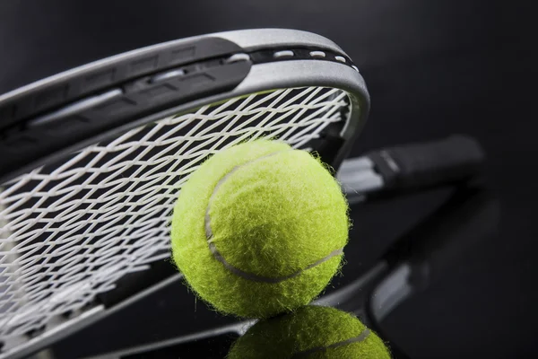 Ряд тенниса. ракетка и шар — стоковое фото