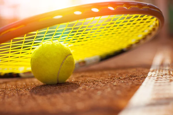 Теннисный шар на теннисном корте — стоковое фото