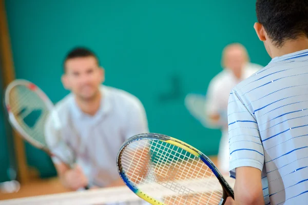 Теннисный практика и человек — стоковое фото