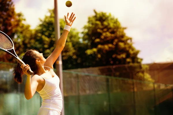 Обслуживающих игрок тенниса — стоковое фото