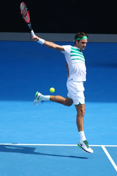 Семнадцать раз большого шлема чемпион Roger Федерер из Швейцарии в действии во время четвертьфинальный матч в Австралии Open 2016 — стоковое фото