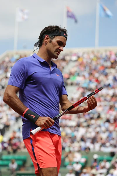 Seventeen times Grand Slam champion Roger Federer in action during his second round match at Roland Garros 2015 — стоковое фото