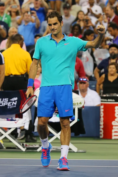 Гранд Слэм чемпион Роджер Федерер празднует победу после третьего раунда матча у нас открыт 2014 против Марсель Гранольерс — стоковое фото
