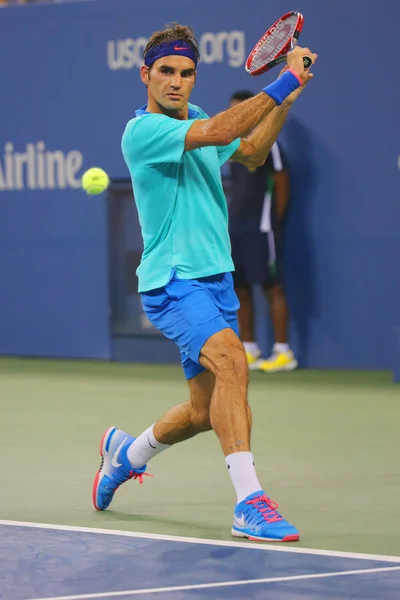 Чемпион большого шлема Роджер Федерер во время третьего раунда матча у нас открытые 2014 против Марсель Гранольерс — стоковое фото