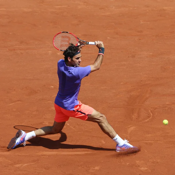 Семнадцать раз большого шлема чемпион Roger Федерер в действии во время третьего раунда матча на Ролан Гаррос 2015 — стоковое фото