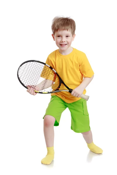 Мальчик, держа теннисную ракетку — стоковое фото
