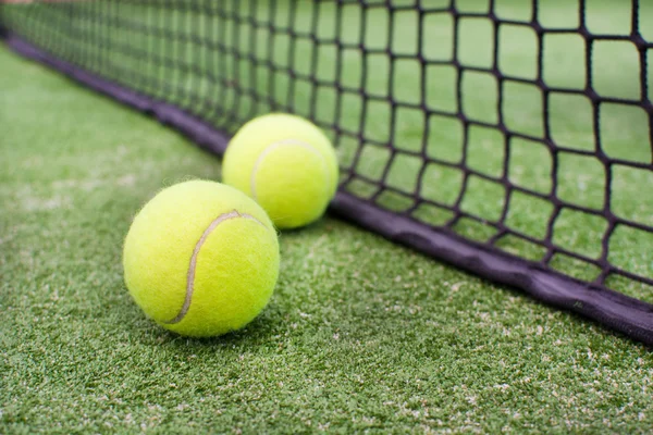 Мячи теннисные ракетки — стоковое фото