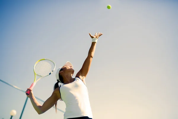 Красивая теннисистка выступающей — стоковое фото