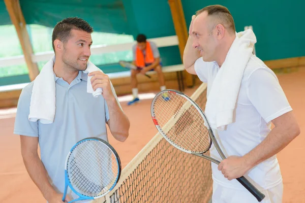 Люди общаются на Теннисный корт — стоковое фото