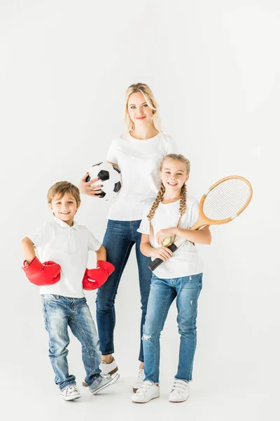 Семья с спортивного оборудования — стоковое фото