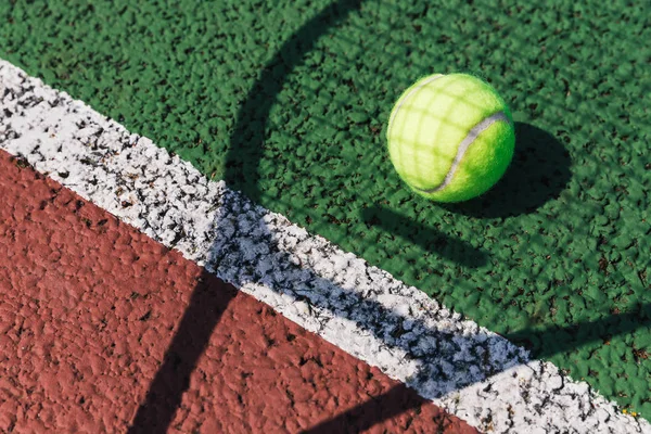 Тень Теннисные Ракетки Мяч Зеленый Теннисный Корт — стоковое фото