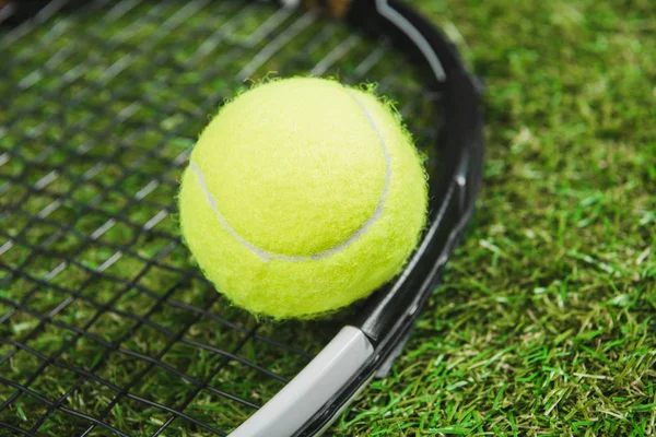 Теннисная ракетка и мяч 3 — стоковое фото