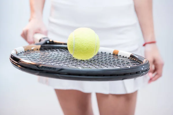 Женский теннисист с ракеткой — стоковое фото