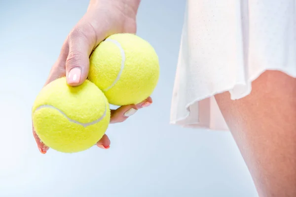 Женский теннисист с шариками — стоковое фото